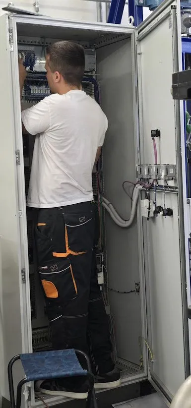 Neuer Schaltschrank im Aufbau